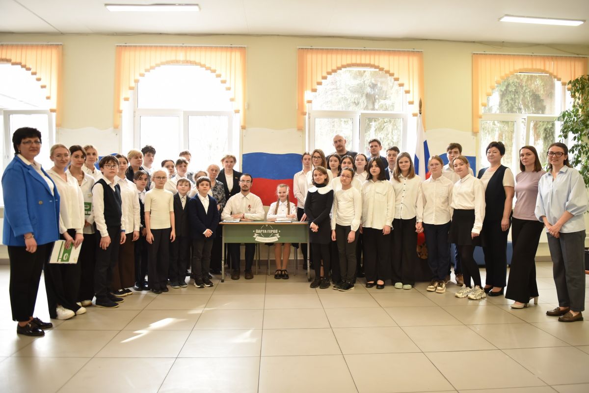 На юго-западе столицы единороссы открыли «Парту Героя» в честь участника СВО Алексея Кузинкова