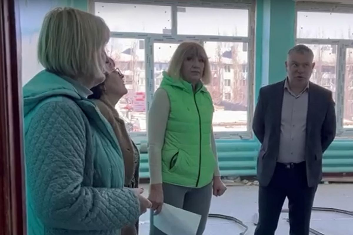 Партийный десант «Единой России» посетил ремонтируемую школу в Знаменске