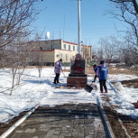 В Армани Магаданской области активисты «Единой России» очистили от снега военный мемориал
