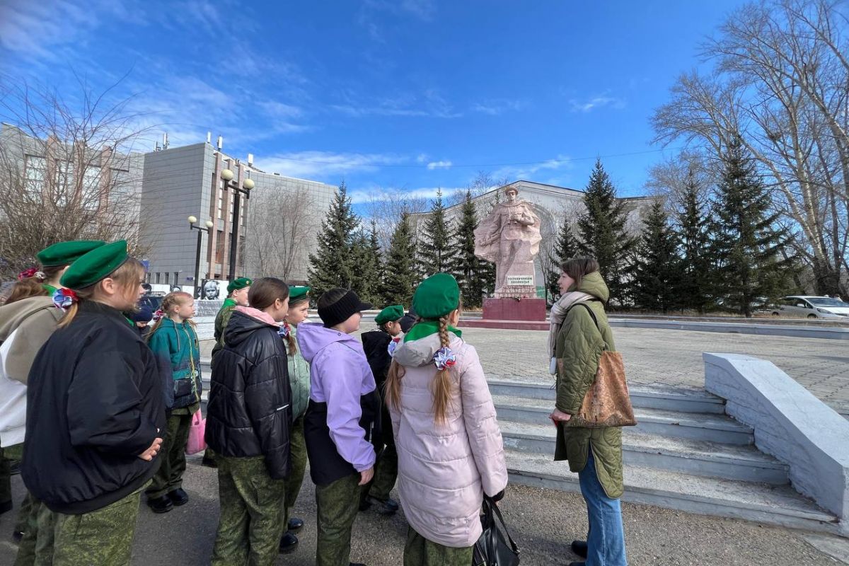 Партийцы провели экскурсию по Чите для «Юных друзей пограничников»