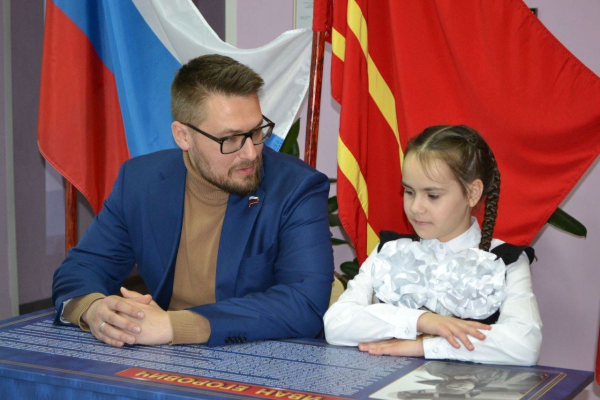 В Починковском районе при поддержке «Единой России» открыли юбилейную Парту Героя