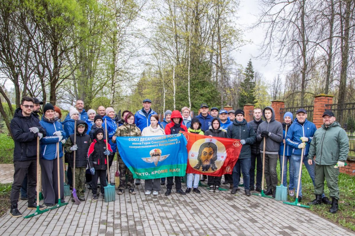 Александр Козловский принял участие в субботнике в Великих Луках