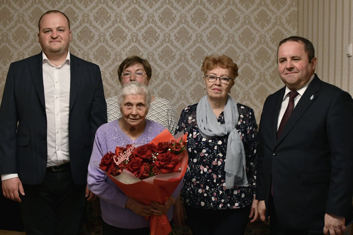 Партийцы Металлургического района поздравили долгожительницу с вековым юбилеем