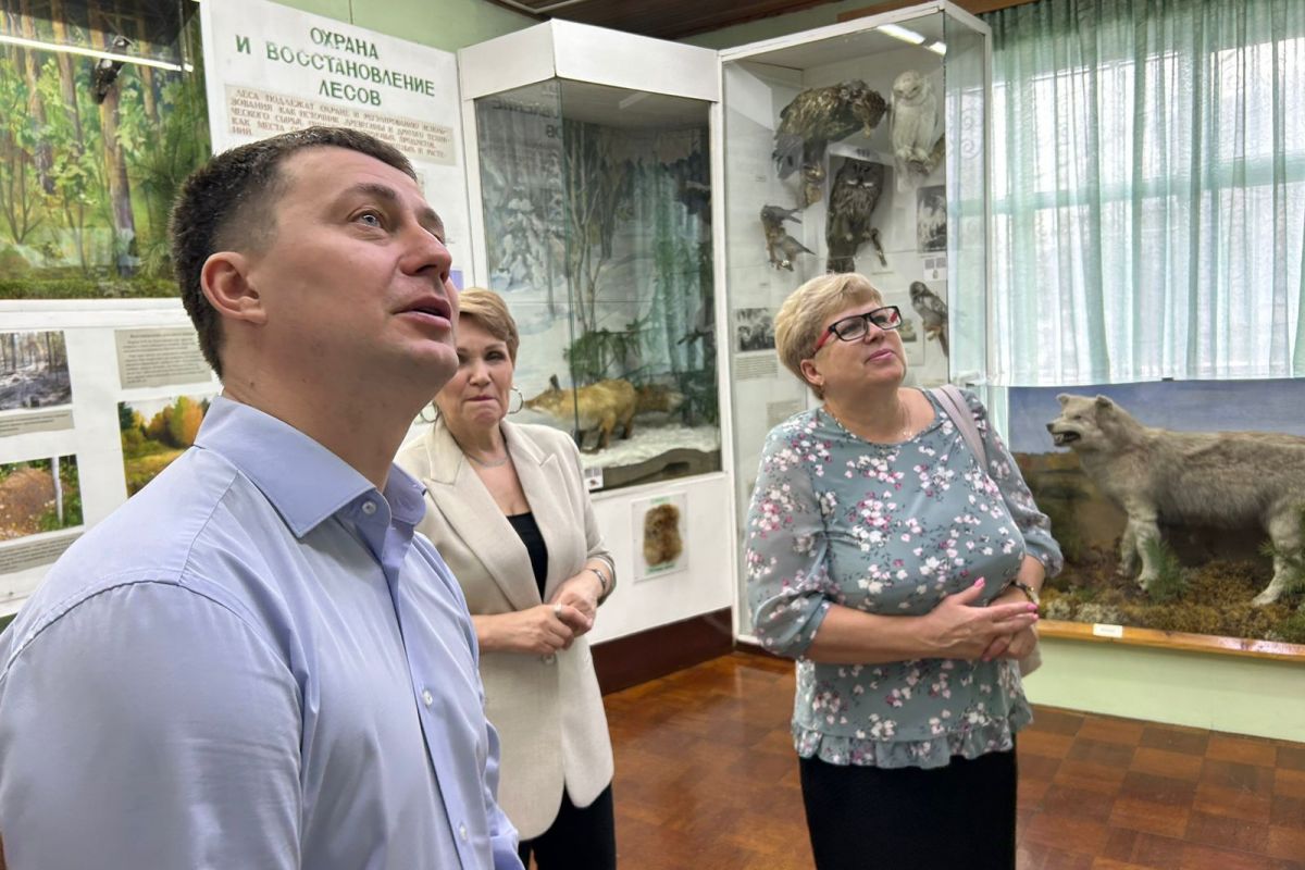Депутат Антон Перелыгин посетил краеведческий музей в Колпашево