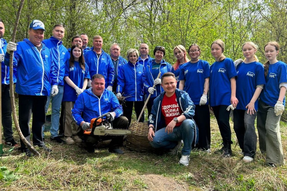 Новочебоксарские партийцы провели субботник у купели Собора князя Владимира