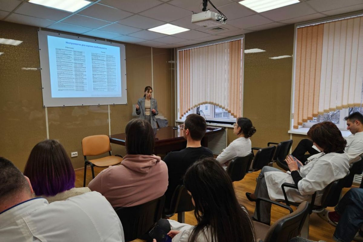 Представители партийного проекта «Старшее поколение» организовали лекцию о работе с пожилыми людьми для медиков Фрунзенского района