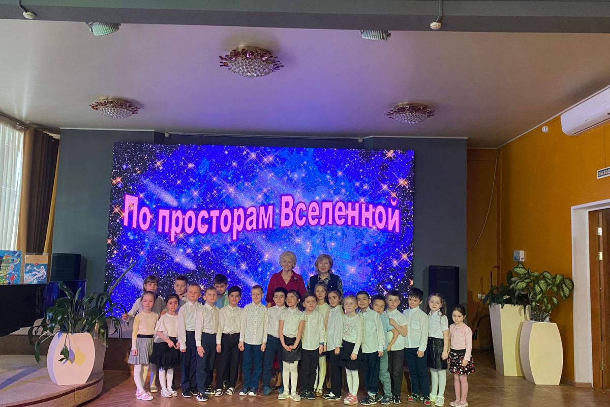 В Магадане при поддержке «Единой России» открылась выставка рисунков, посвященная Дню космонавтики