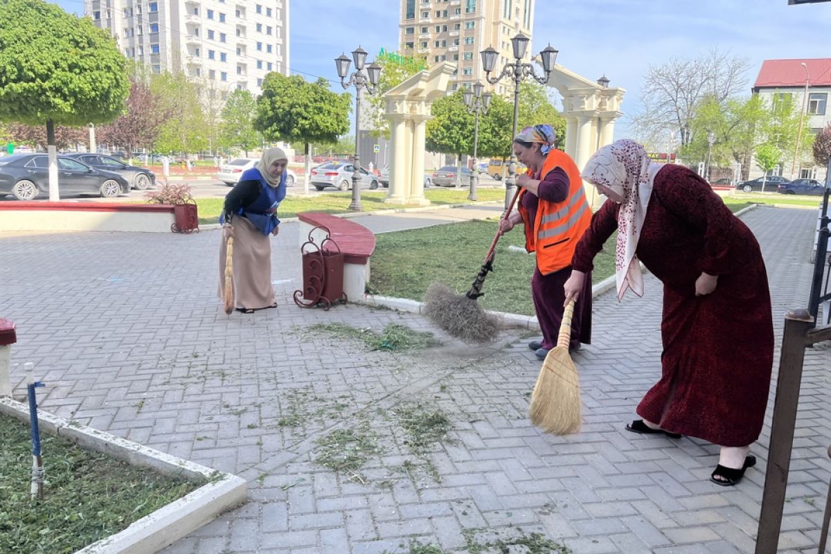 Благоустройство социально-значимых объектов, парков и скверов: «Единая Россия» проводит весеннюю уборку в районах Чечни