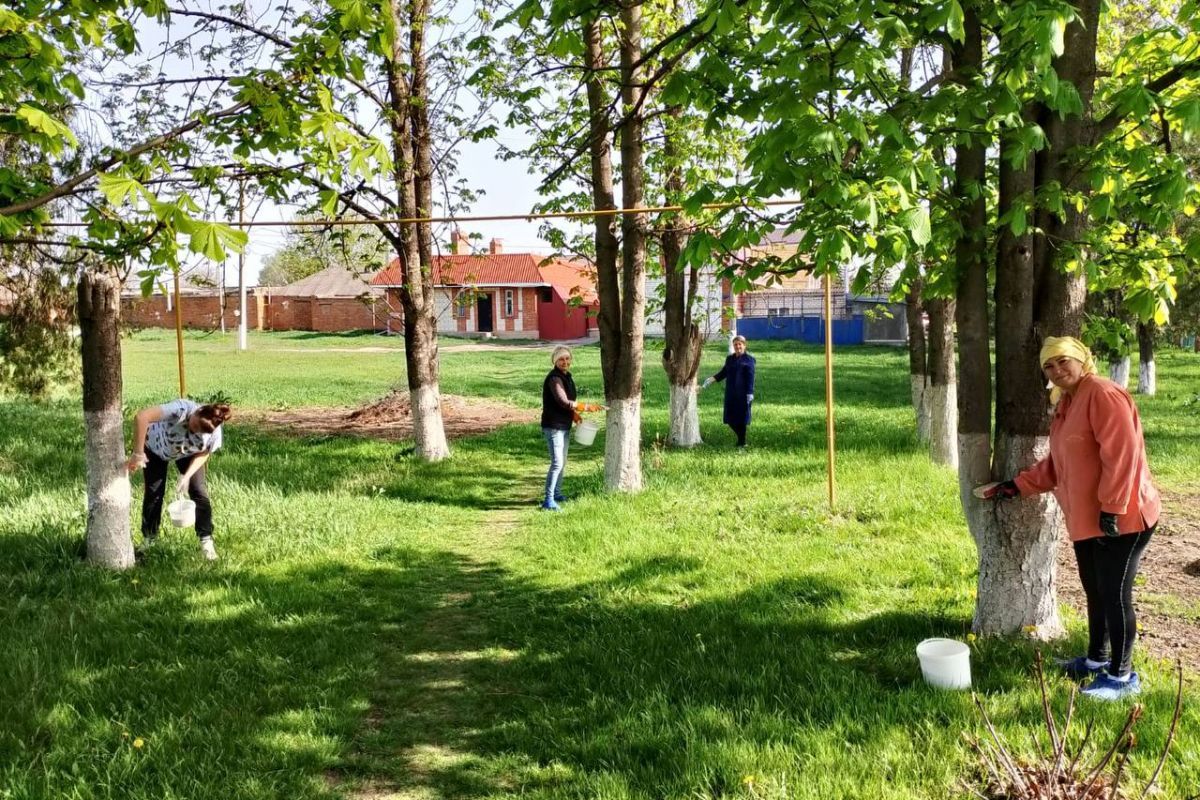 В Ставропольском крае активисты «Единой России» провели весеннюю уборку  территорий и заложили «Сад Памяти»