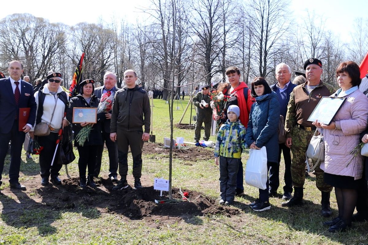 Гвардейцы не сдаются и не отступают, а память об их подвигах живет вечно: в Петербурге в честь героев посадили 32 именные липы
