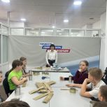 Партийцы Октябрьского района организовали мастер-класс по изготовлению окопных свечей