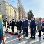 В День космонавтики парламентарии возложили цветы к памятнику Юрию Гагарину