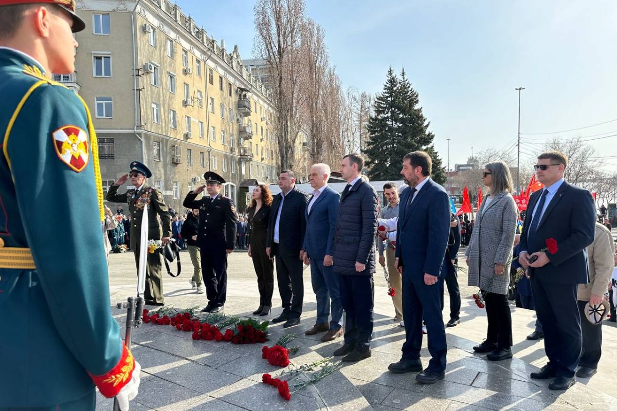 В День космонавтики парламентарии возложили цветы к памятнику Юрию Гагарину