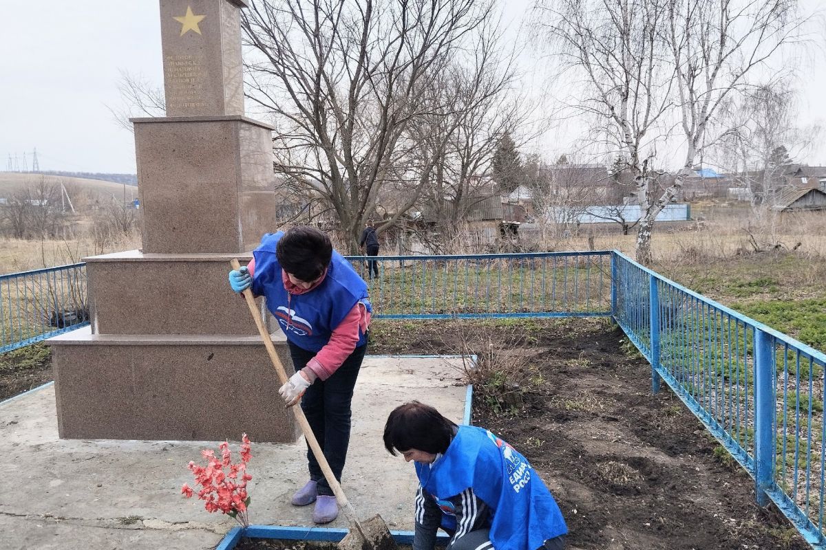 Активисты Воскресенского района провели субботник у памятника погибшим в  годы Великой Отечественной войны