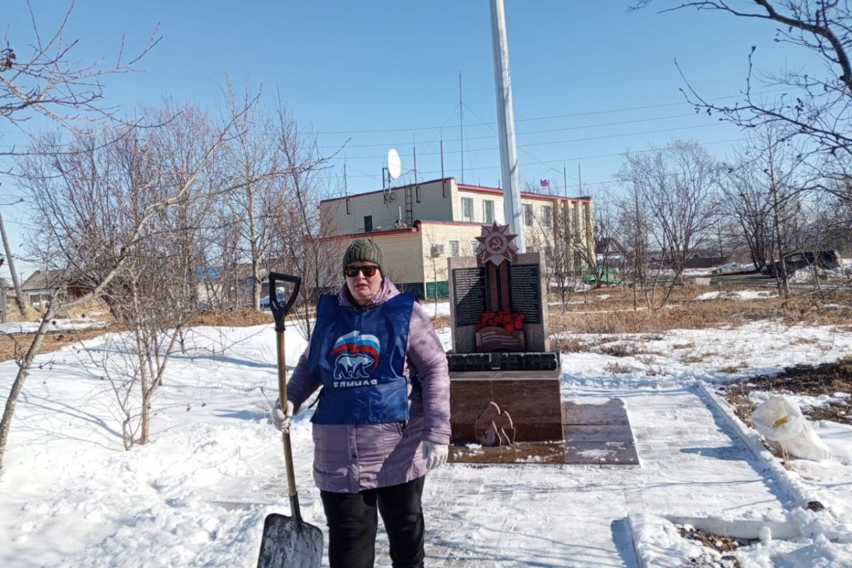 В Армани активисты «Единой России» очистили от снега монумент «Книга памяти»
