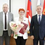 Волгоградские партийцы отметили вклад волонтера, который участвовал в ликвидации последствий разлива нефтепродуктов в акватории Черного моря