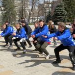Ко Дню космонавтики единороссы провели «Галактическую зарядку» в центре Луганска