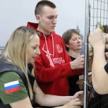 Своих не бросаем: В штабе «Единой России» прошло открытое занятие по плетению сетей для тульских школьников