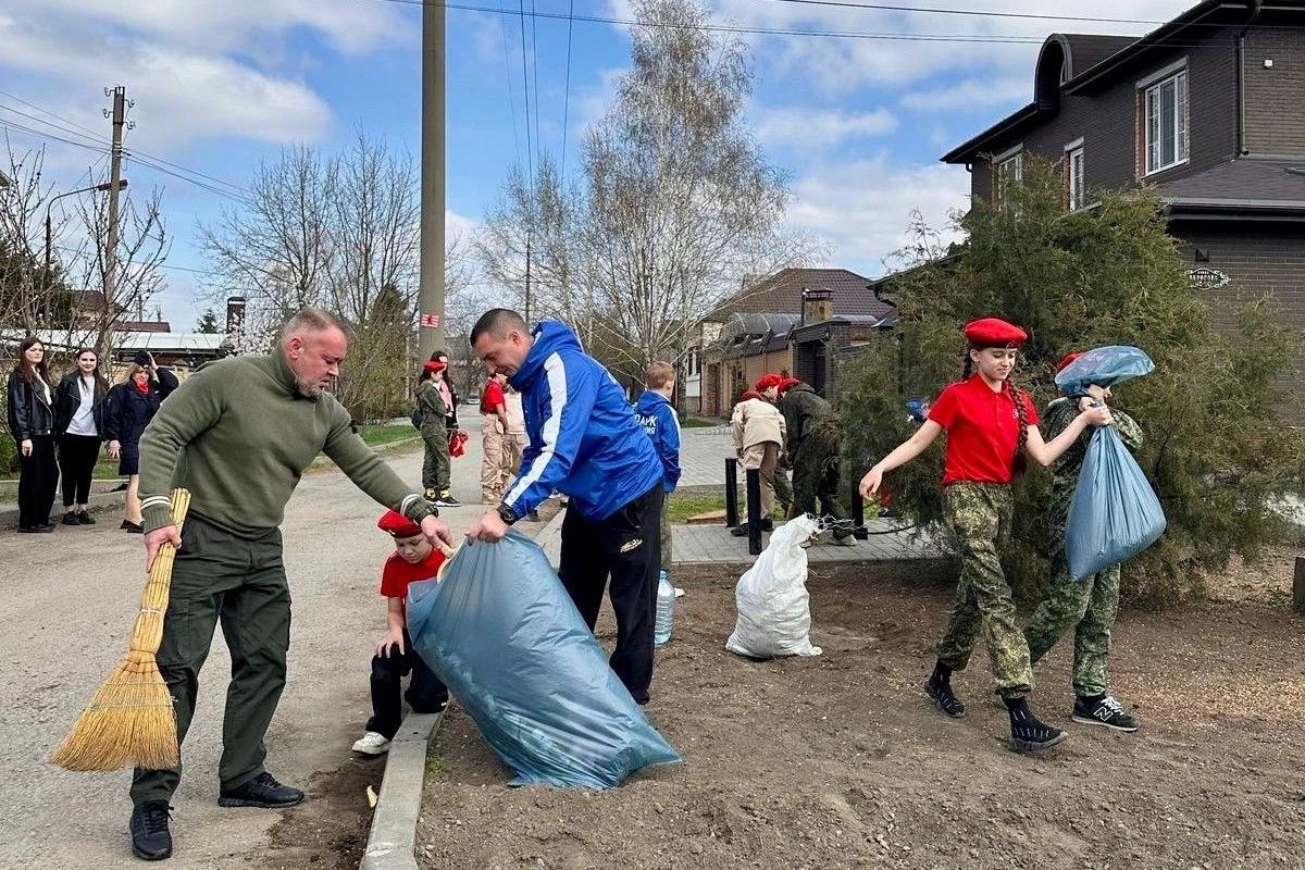 Депутат «Единой России» Магомед Дарсигов поддержал субботник у обелиска на месте гибели лейтенанта Николая Голопузова