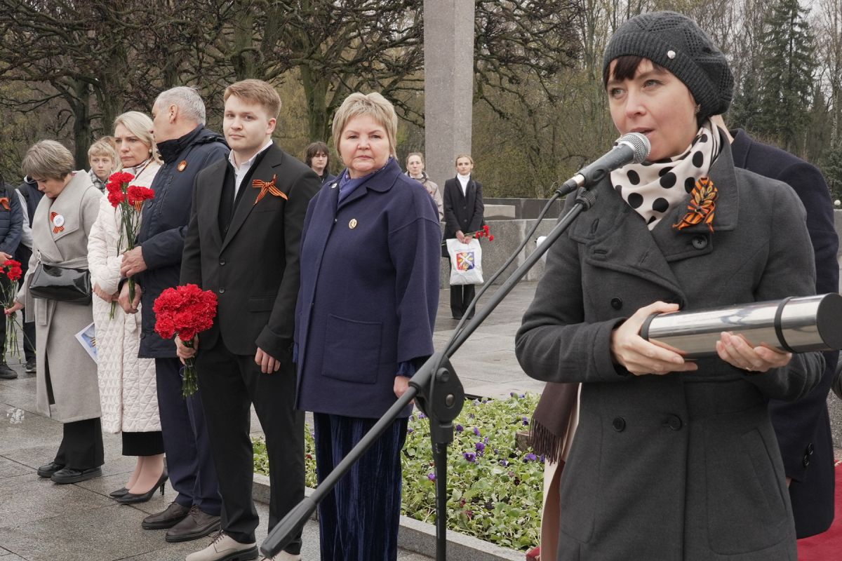 Петербургские школьники передали несколько сотен посланий будущим поколениям — «Капсулу времени» откроют в день столетия Победы