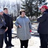 Партийцы Ленинского района Екатеринбурга проверили ход ремонта территории монумента жителям поселка Совхозный, павшим в боях за Родину