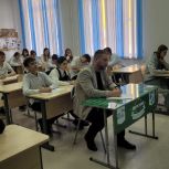 «Единая Россия» установила в Новосибирске Парту Героя в честь ветерана Великой Отечественной войны