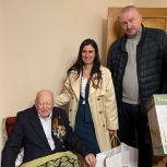 На юго-западе Москвы единороссы организовали праздничный мини-парад у дома ветерана