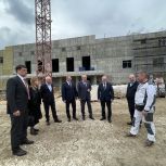 Богородские партийцы по наказам избирателей провели мониторинг хода работ реконструкции здания Центра образования