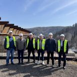 На участке строительства федеральной трассы М-5 «Урал» на обходе Сима начался новый этап возведения эстакады — надвижка металлоконструкций