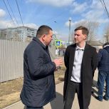 Илья Зайцев контролирует работы по устройству парковки у поликлиники на улице Судостроительной в краевом центре