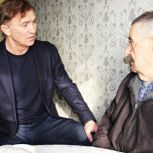 Александр Брыксин поздравил ветерана Великой Отечественной войны Ивана Борзенкова с освобождением Курской области от ВСУ
