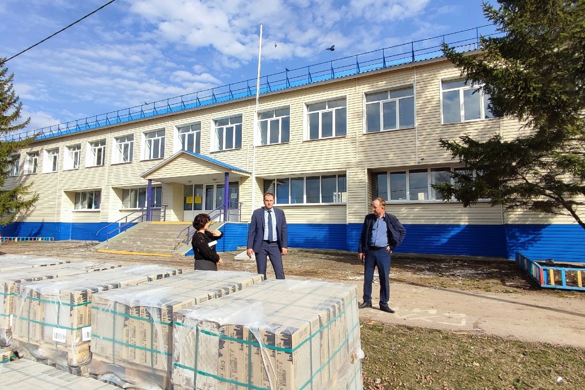 В рамках народного и партийного контроля была проведена проверка выполнения капремонта в здании лицея города Абдулино