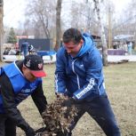 Активисты Центрального местного отделения партии «Единая Россия» приняли участие в масштабном субботнике на территории парка «Сад Победы»