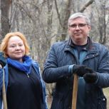 Партийцы вместе с жителями проводят апрельские субботники