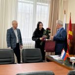 Немного романтики: Единороссы из Локомотивного подарили цветы супруге бойца СВО по его просьбе