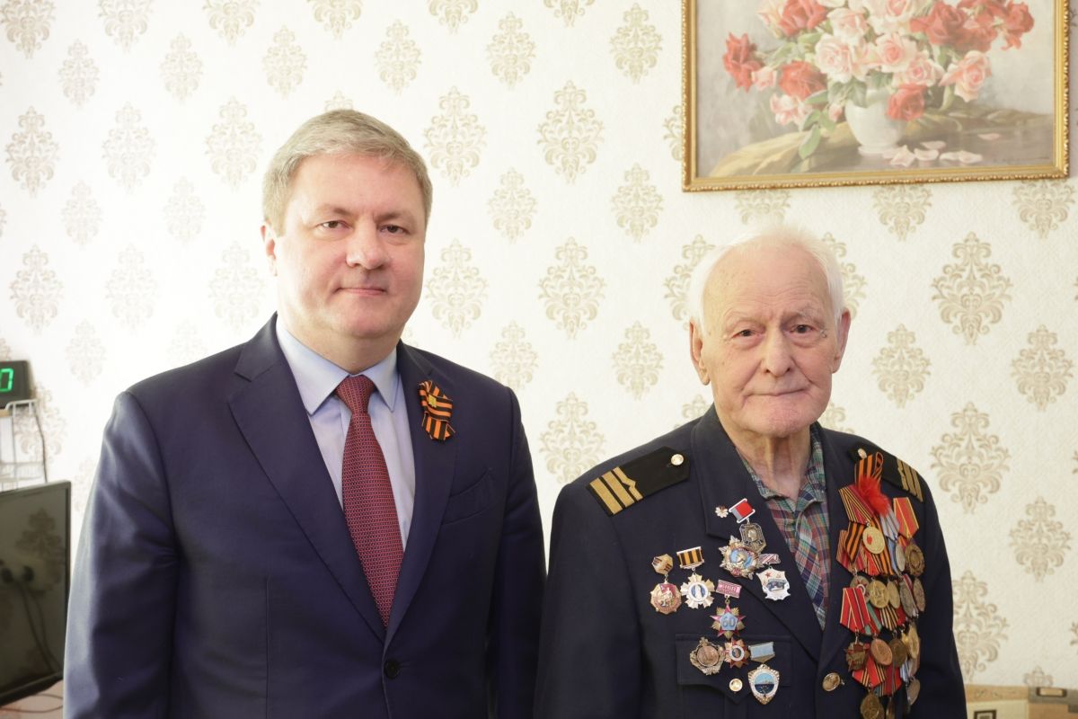 Глава Архангельска Дмитрий Морев вручил знак «Почётный гражданин города Архангельска» Василию Андреевичу Портову