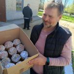Накануне Православной Пасхи волонтеры «Единой России» передали праздничные куличи в многодетные семьи, пенсионерам и участникам СВО