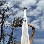 Единороссы Алчевска облагородили восьмиметровый обелиск освободителям города
