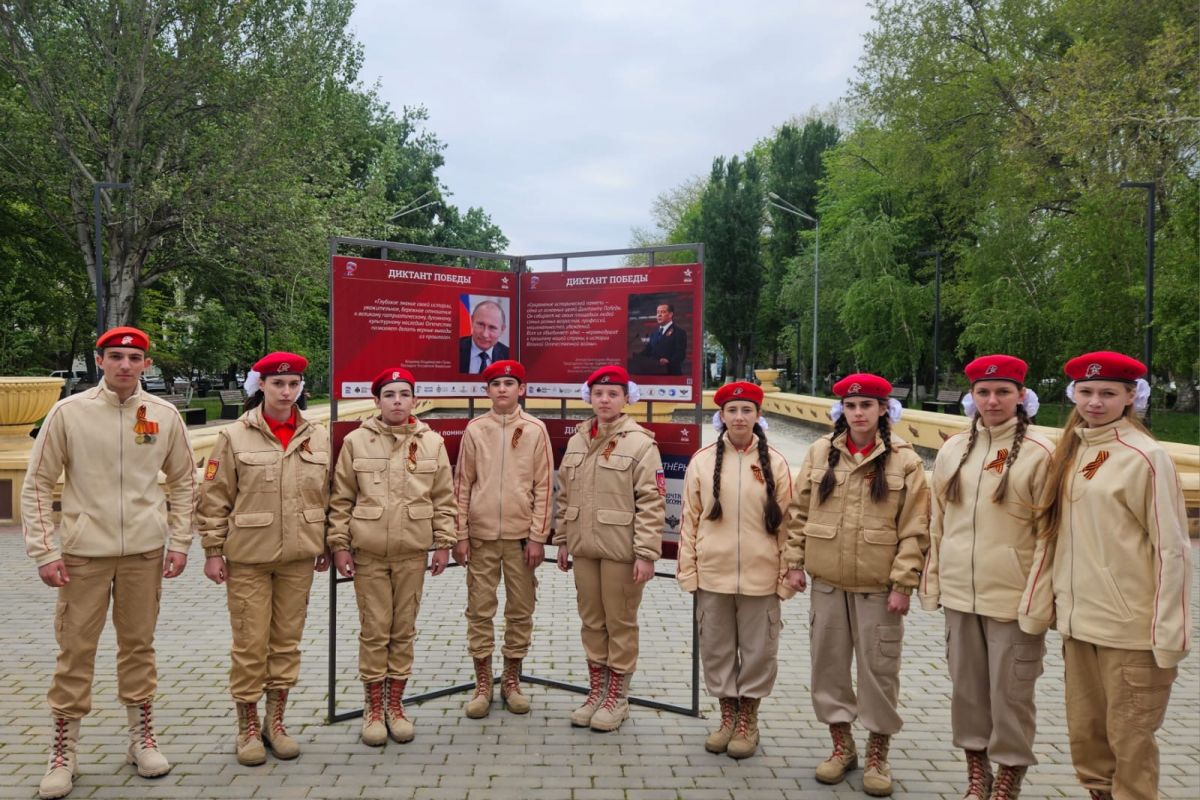 В Махачкале продолжает свою работу фотовыставка о «Диктанте Победы»