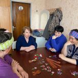 В рамках подготовки к 80-летию Победы, в Верхнеуральском Обществе инвалидов состоялся мастер-класс по изготовлению брошей из георгиевской ленты