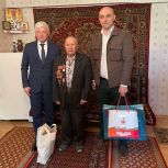 Герой России Аркадий Корольков поздравил с наступающим Днем Победы ветерана Великой Отечественной войны Павла Капустина
