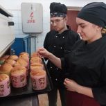 В Первомайске (ЛНР) активисты «Единой России» испекли пасхальные куличи для участников СВО