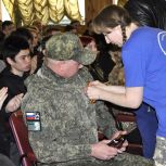 В Сузуне «Единая Россия» организовала встречу бойцов СВО с волонтерами-студентами аграрного колледжа