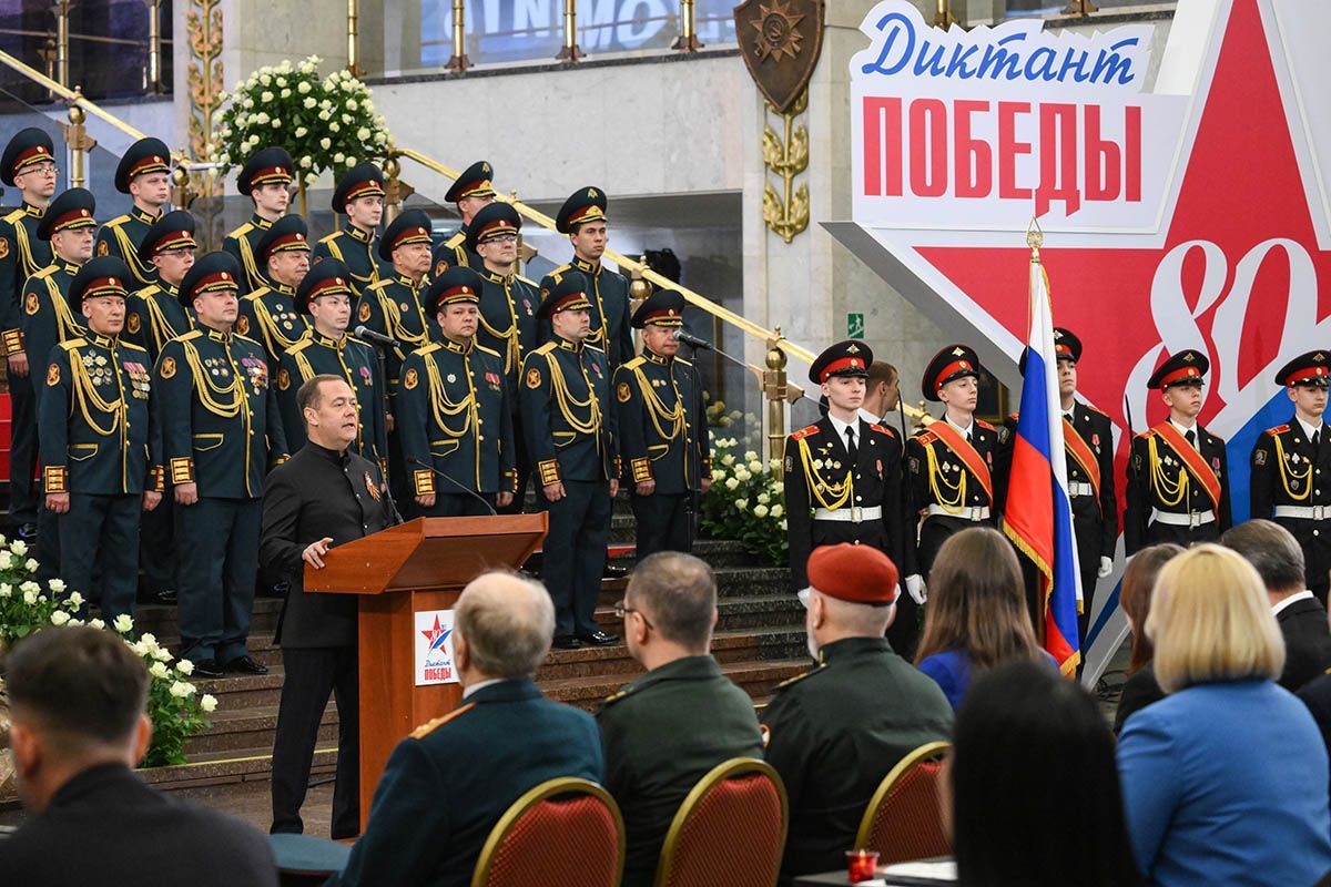 Дмитрий Медведев: Мы не позволим пересмотреть итоги Второй мировой войны, уравнять агрессора с освободителем