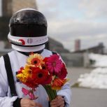 «Ты просто космос!»: Активисты «Молодой Гвардии Единой России» Москвы поздравили жительниц города с Днём космонавтики