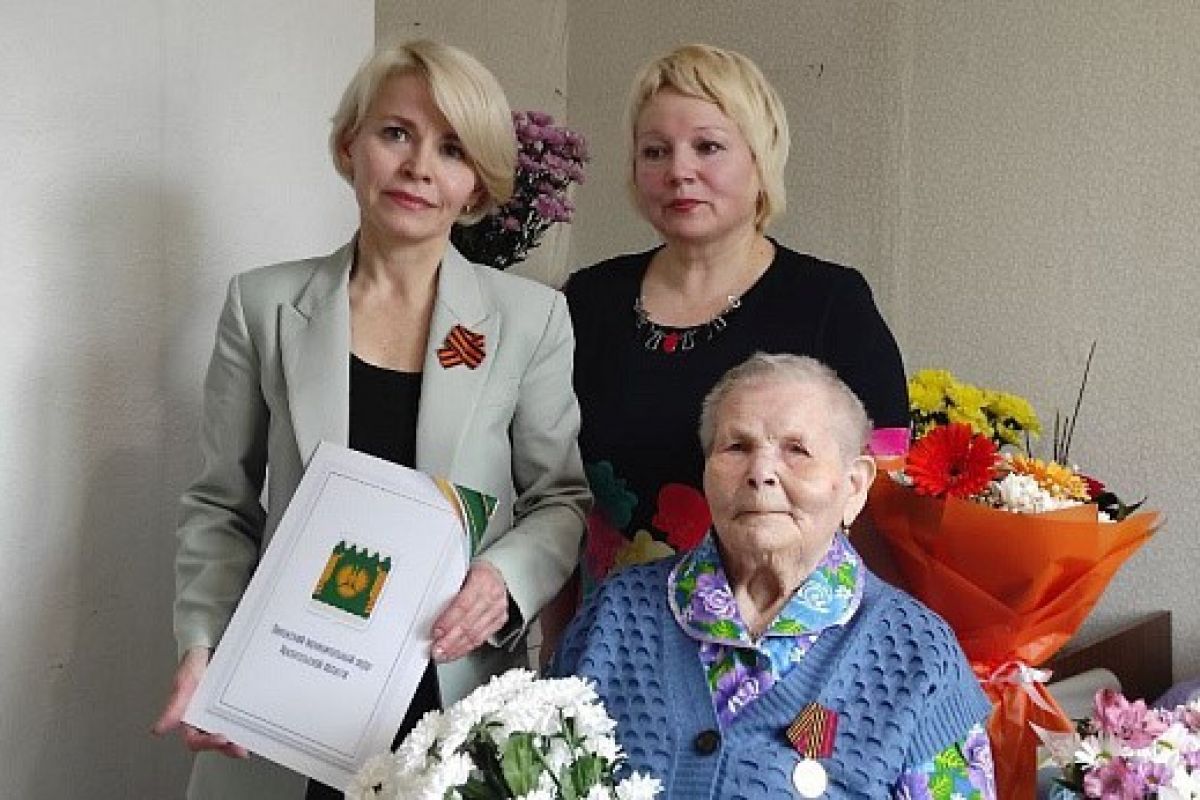 Жительница Пинежского округа, труженица тыла Александра Федоровна Когина отмечает 100-летний юбилей