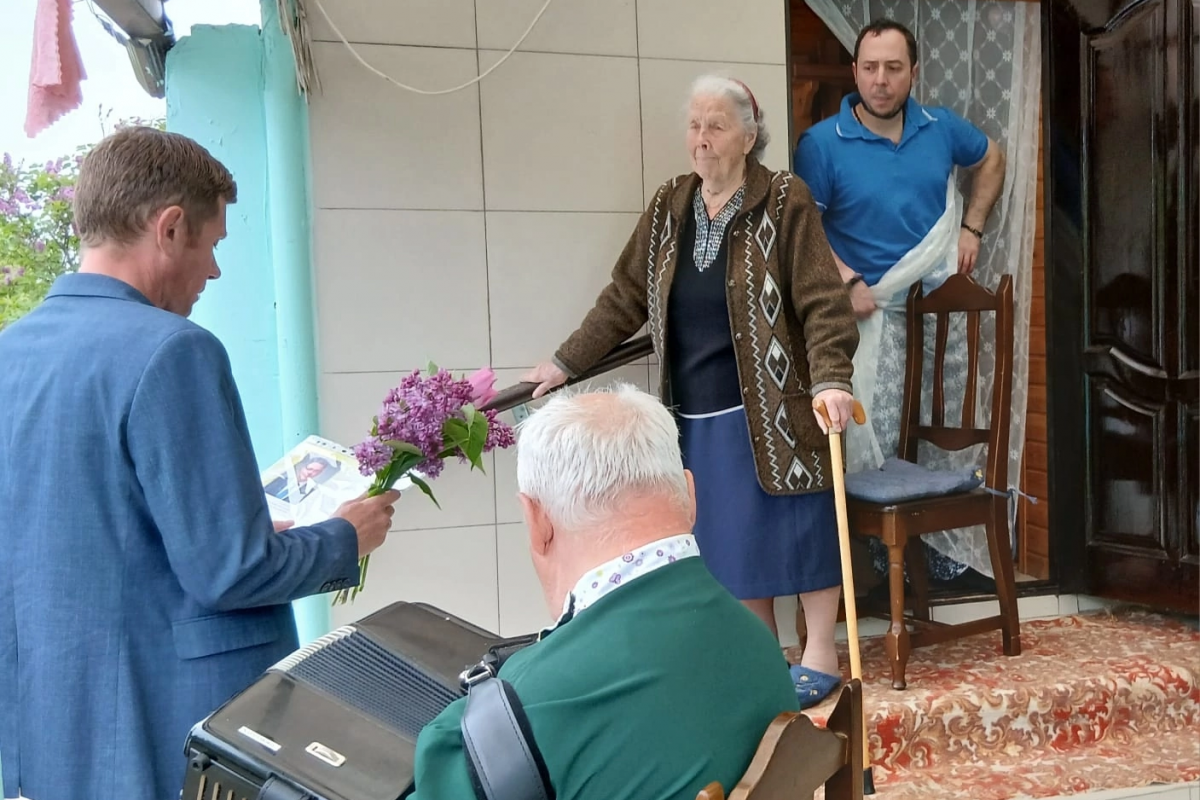 «Единая Россия» поздравила труженицу тыла с 90-летним юбилеем