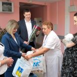 Партийцы поздравили волжанок с рождением дочек