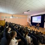Иван Брилка передал иркутской школе № 4 флаги Российской Федерации