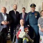 Депутаты от «Единой России» поздравили ветерана войны Василия Мосолова с присвоением статуса почетного жителя района Люблино